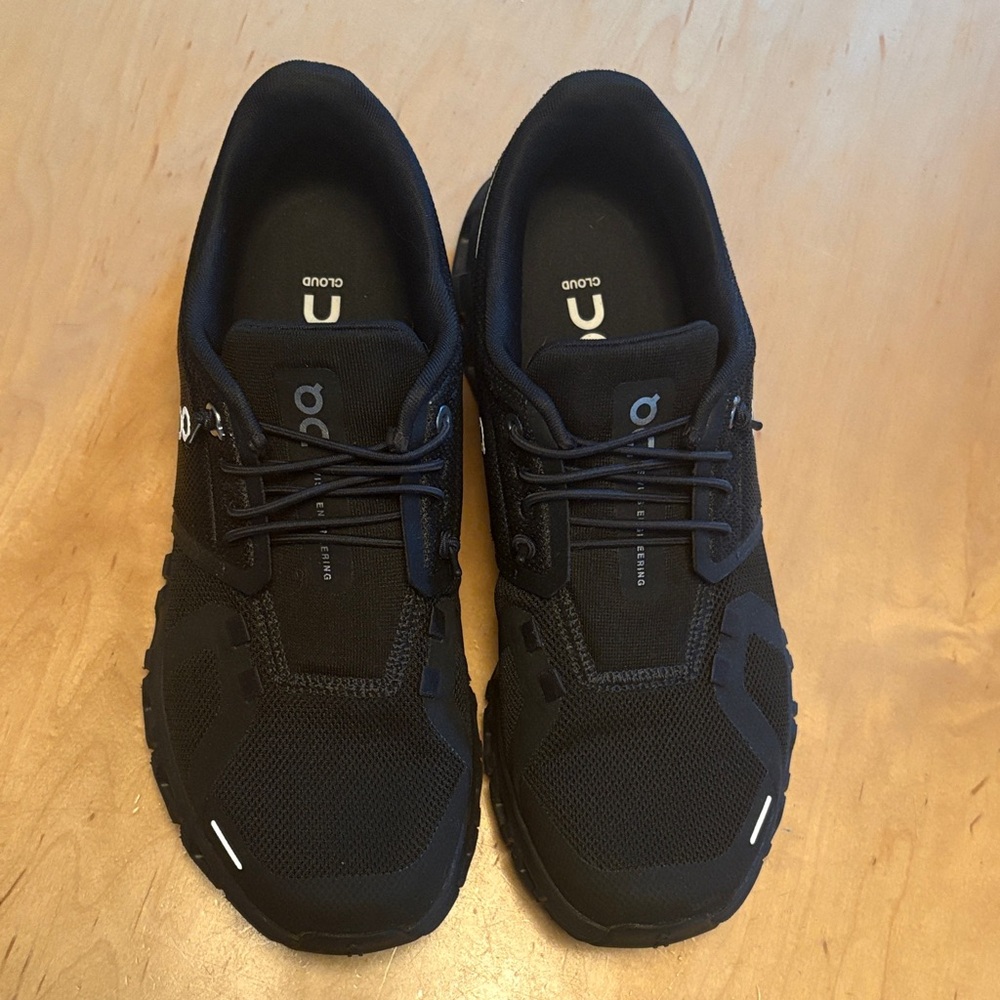 On Running Women’s Cloud Sneakers Size 8